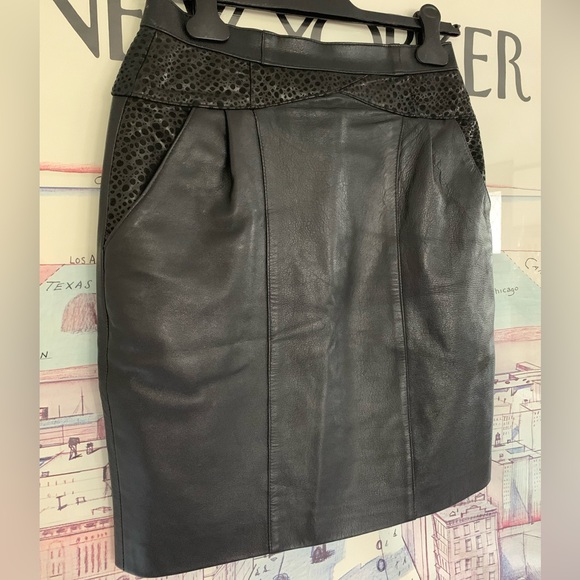 Leather skirt in leather with pockets and embossed details 80’s vibes size 27” - Picture 3 of 8
